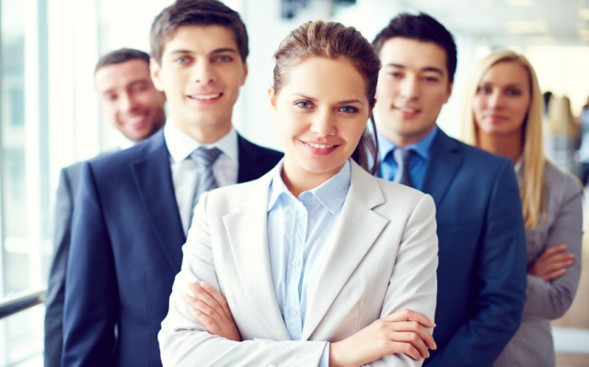 Equipo de profesionales en un entorno laboral